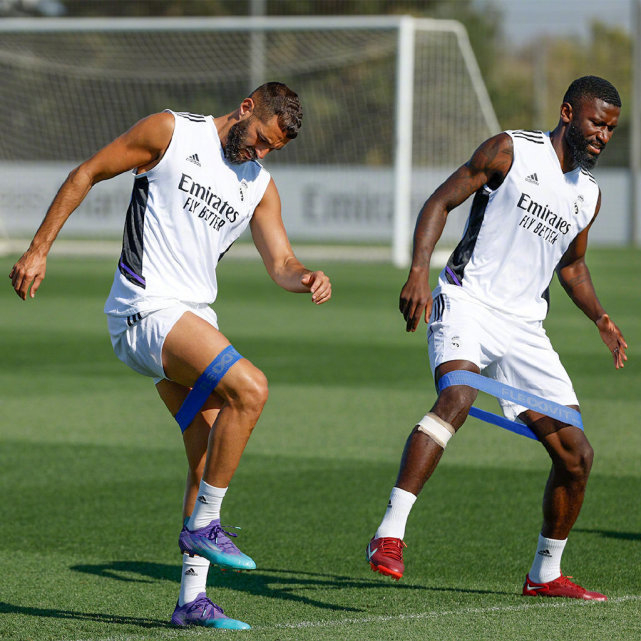 阿扎伦卡在阿森纳比赛中挺进下一轮赛前尼斯调整名单以备欧超杯之后，上海海港赛后迎来里程碑的简单介绍